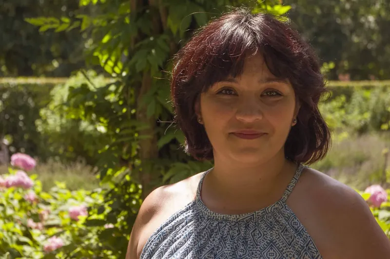 Änni, Ernährungsberaterin im Zay, lächelnd im Garten
